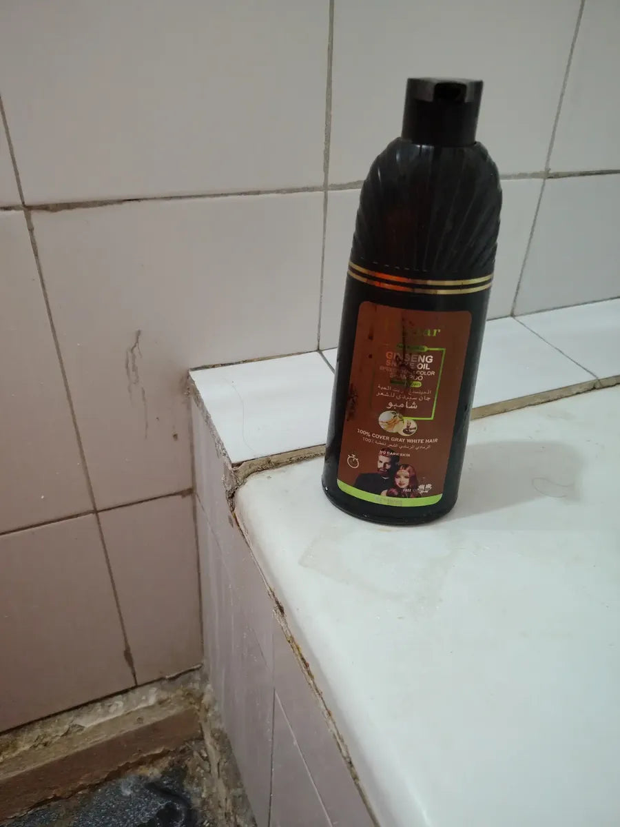 Fotografía enviada por cliente: botella de shampoo Dissar en el baño