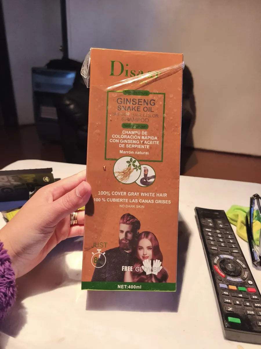 Fotografía enviada por cliente sosteniendo una caja de shampoo colorante Dissar